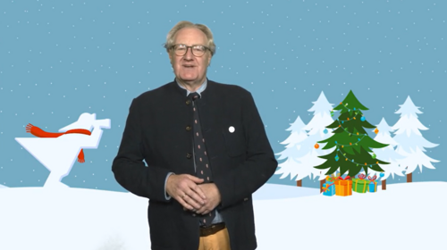 Rektor_Weihnacht25 Der Rektor steht vor einem Hintergrund, auf dem eine Grafik zu sehen ist, und hält seine Hände vor dem Bauch gefaltet. Die Grafik zeigt das Signet der Hochschule, den Fischer. Der Fischer schaut mit seinem Fernglas Richtung Winterwald.